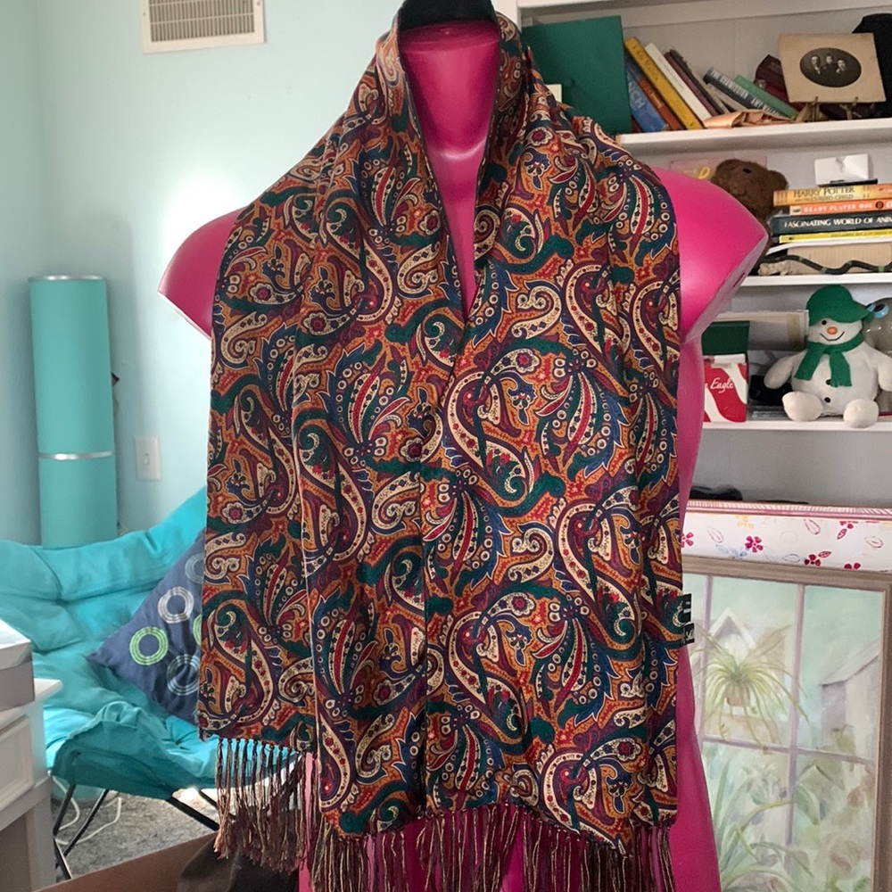Saks Fifth Avenue reversible Paisley/hunter green opera scarf